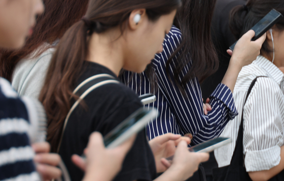 Commuting citizens look into their phones on a Seoul subway on Sept. 19. Often on public transportation, people reading posts not only on social media such as Instagram or TikTok but also on online community sites can be found. [YONHAP]