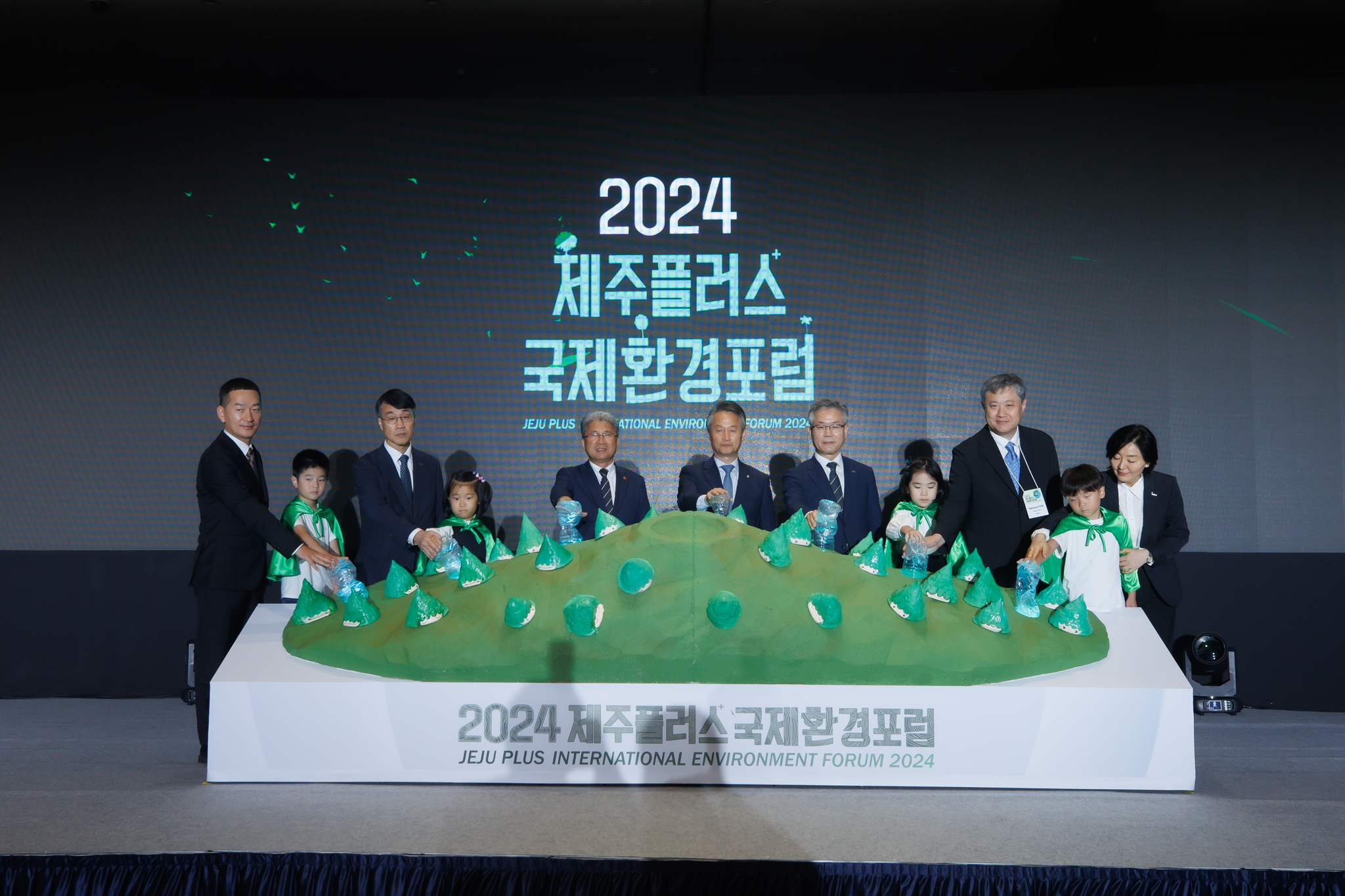 Participants pose for a commemorative photo at the opening ceremony of the Jeju Plus International Environment Forum 2024 on Thursday at the Booyoung Hotel & Resort in Jeju. [JEJU SPECIAL SELF-GOVERNING PROVINCE] 