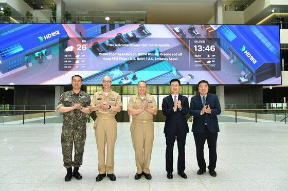 Thomas J. Anderson, center, the U.S. Navy's program executive officer for ships, and William Greene, second from left, commander of the Navy Regional Maintenance Center, take a photo while their visit to HD Hyundai's global research center in Pangyo, Gyeonggi on Friday. [HD HYUNDAI] 