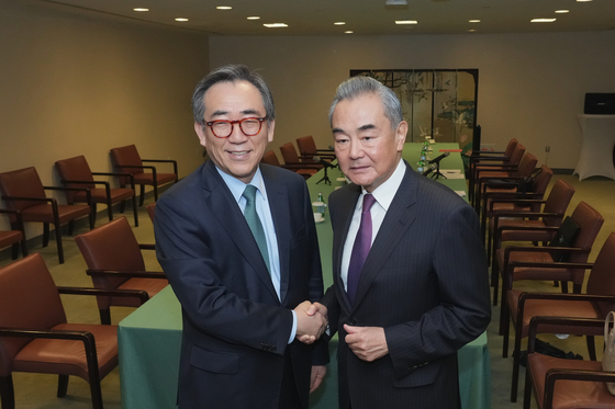 South Korean Foreign Minister Cho Tae-yul, left, and his Chinese counterpart, Wang Yi, shake hands before their meeting in New York on Saturday on the sidelines of the UN General Assembly. [MINISTRY OF FOREIGN AFFAIRS]