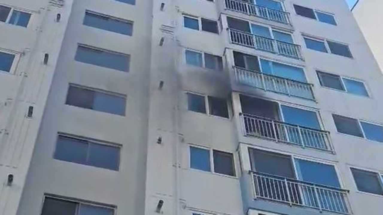 Smoke seen from the apartment that caught fire in Dongducheon, Gyeonggi on Saturday. [NORTHERN GYEONGGI-DO PROVINCIAL FIRE & DISASTER HEADQUARTERS] 