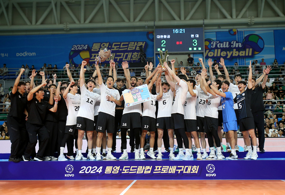 The Cheonan Hyundai Capital Skywalkers celebrate winning the 2024 Korea Volleyball Federation Cup at Tongyeong Gymnasium in Tongyeong, South Gyeongsang on Saturday. [NEWS1] 