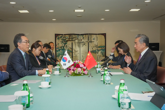 South Korean Foreign Minister Cho Tae-yul, left, and his Chinese counterpart, Wang Yi, exchange discussions during their meeting in New York on Saturday on the sidelines of the UN General Assembly. [MINISTRY OF FOREIGN AFFAIRS]