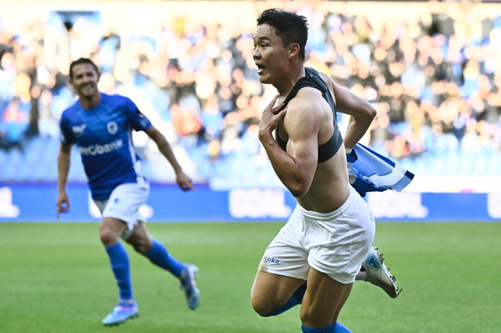 KRC Genk forward Oh Hyeon-gyu, right, celebrates scoring during a Belgian Pro League match against K.V. Mechelen at the Cegeka Arena in Genk, Belgium, on Saturday. [AFP/YONHAP] 