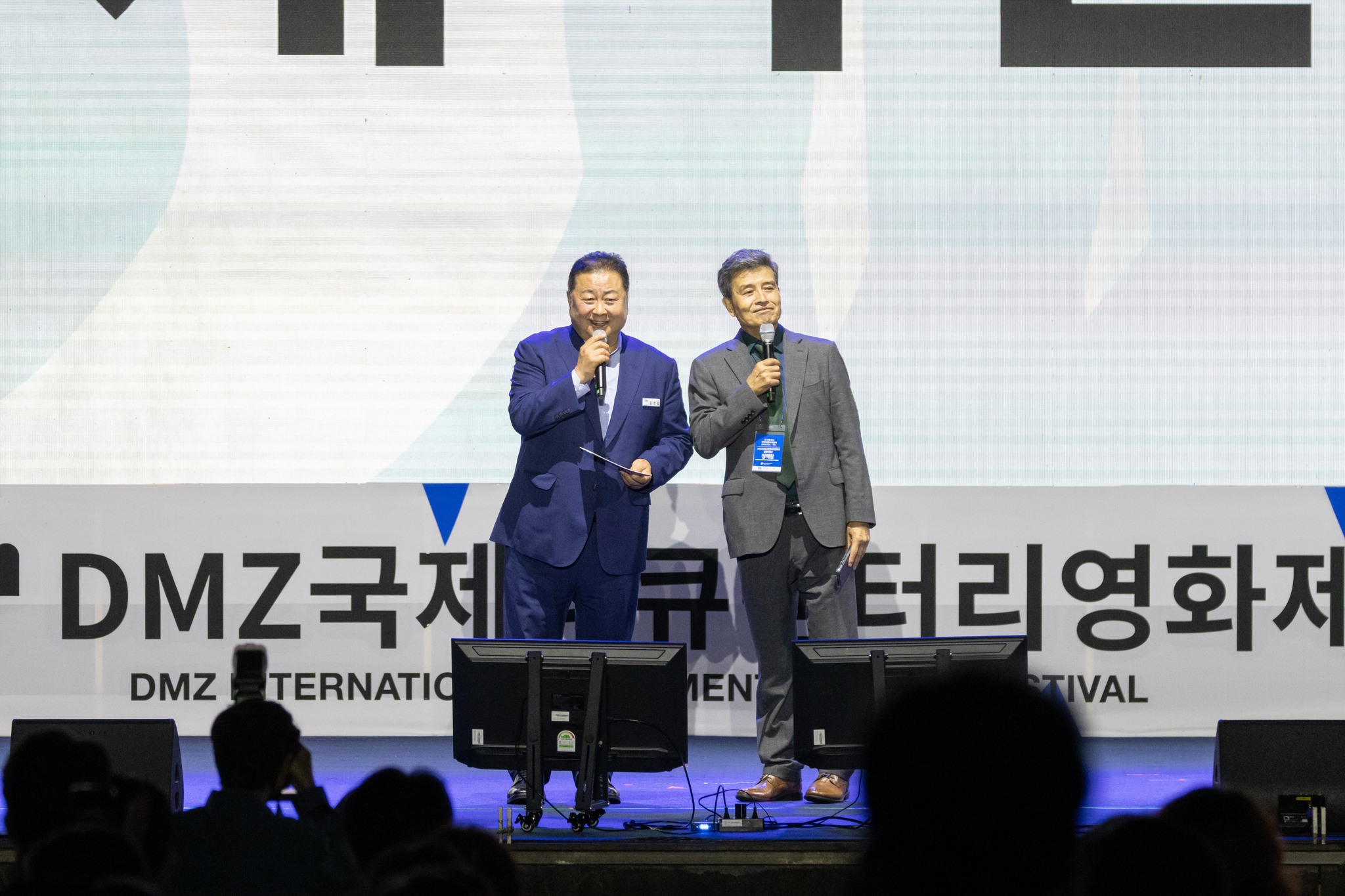 Paju Mayor Kim Kyung-il and DMZ International Documentary Film Festival director Chang Hae-rang declares the opening of the festival during the opening ceremony held at Imjingak Pyeonghwa-Nuri in Paju, Gyeonggi, on Thursday. [DMZ DOCS]