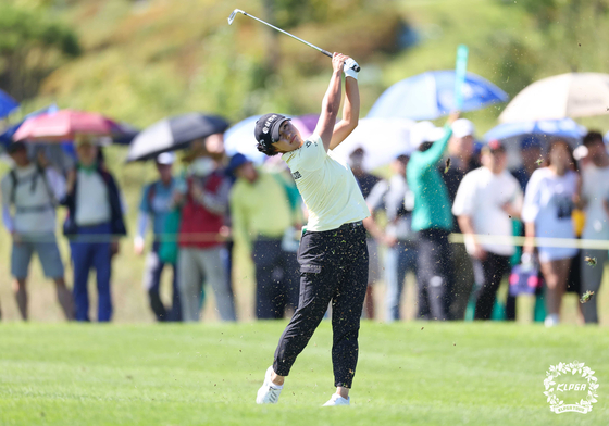 Ma Da-som hits a shot during the Hana Financial Group Championship on Sunday at Bears Best Golf Club in Incheon. [YONHAP]