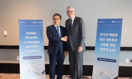 Incheon International Airport Corporation CEO Lee Hak-jae, left, and Delta Air Lines CEO Edward Bastian during a strategic discussion session held on Sept. 25. [INCHEON INTERNATIONAL AIRPORT CORPORATION] 