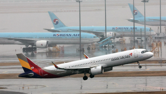 An Asiana Airlines plane takes off from Incheon International Airport on Jan. 14. [NEWS1]