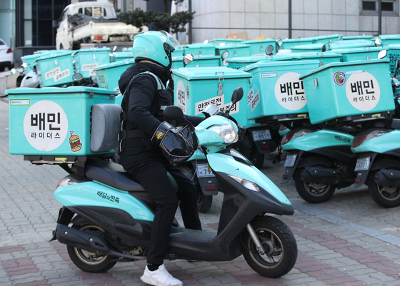  A Baedal Minjok rider delivers takeout food [NEWS1]