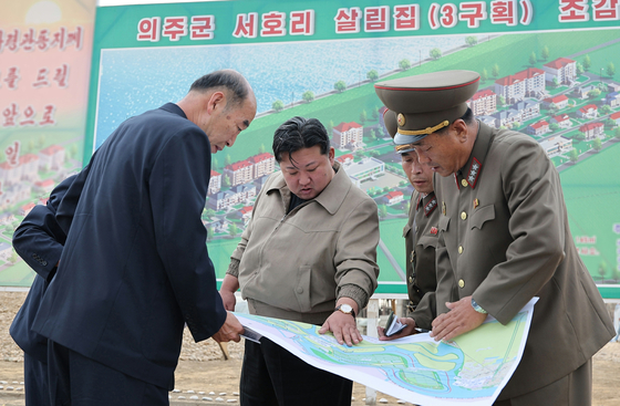 North Korean leader Kim Jong-un, center, gives ″field guidance″ to the flood-stricken regions of North Phyongan Province on Sunday, in a photo released by the North's official Korean Central News Agency (KCNA) Monday. [YONHAP]