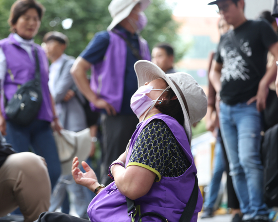 A bereaved family member of the Itaewon crowd crush disaster cries out in despair in front of the Seoul Western District Court in Mapo District, western Seoul, on Monday, after former Yongsan District Office Chief Park Hee-young, who was found not guilty, left the court building following the hearing. [YONHAP]