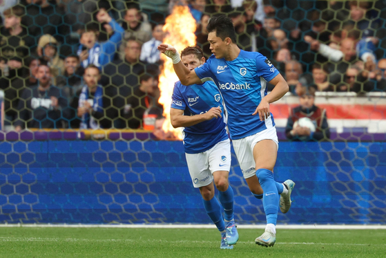 KRC Genk forward Oh Hyeon-gyu, right, celebrates scoring during a Belgian Pro League match against K.V. Mechelen at the Cegeka Arena in Genk, Belgium, on Saturday. [AFP/YONHAP]