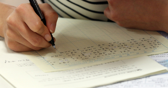 A test taker marks answers for the TOPIK test [JOONGANG ILBO]