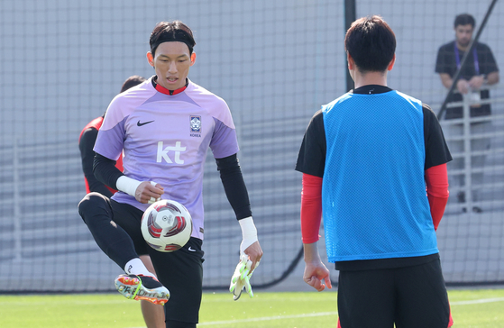 Goalkeeper Kim Seung-gyu, left, trains with the Korean national team on Jan. 12 at Al-Egla training site in Doha, Qatar ahead of a group stage match against Bahrain. [NEWS1] 