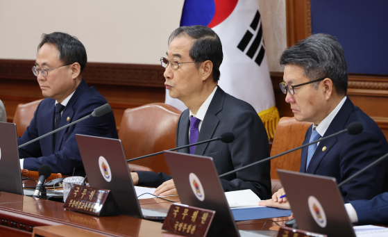 Prime Minister Han Duck-soo, center, speaks at a Cabinet meeting at the Central Government Complex in Jongno District, central Seoul, on Monday. [YONHAP]