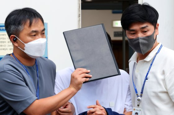 Oh, an accomplice of Kim, steps out of the Gwangju District Court after attending a warrant pre-trial detention hearing on Saturday [YONHAP]