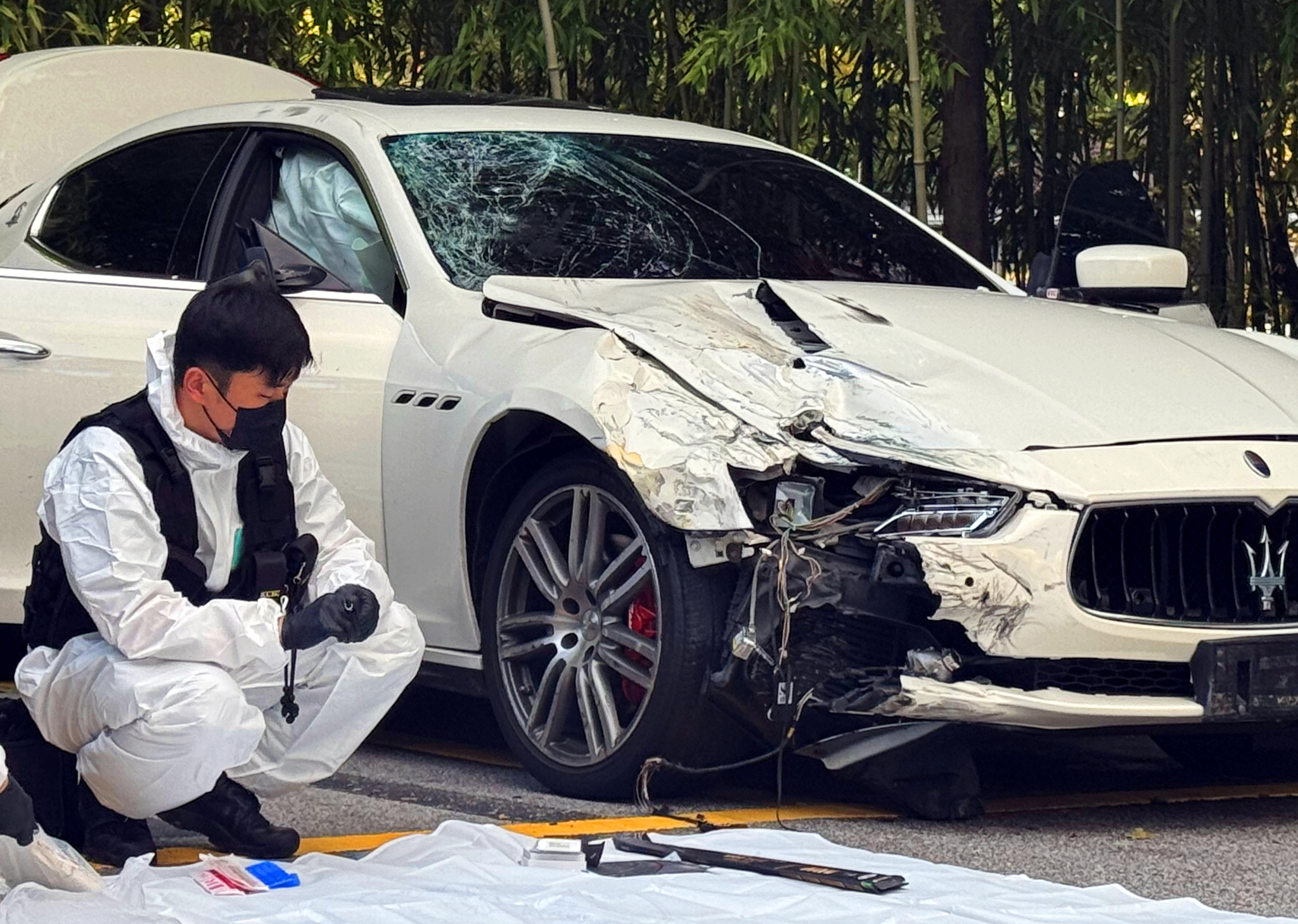 Officials from the National Forensic Service conduct an examination of the Maserati involved in a fatal hit-and-run drunk driving accident in Gwangju last Wednesday. [YONHAP]