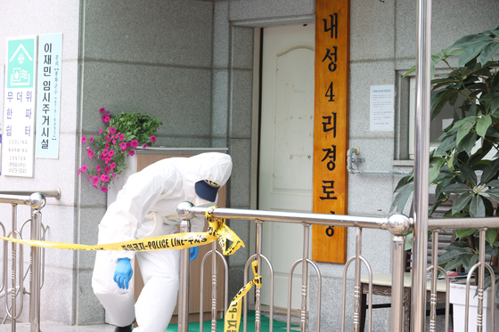 A police line is established at a senior community center in Bonghwa County, North Gyeongsang, on July 17 following a pesticide poisoning incident that left four women hospitalized and one dead. [YONHAP]