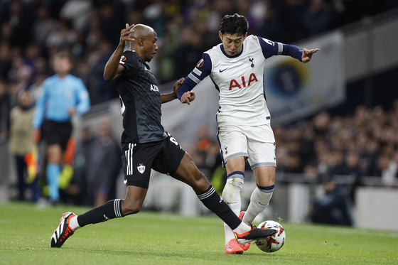 Tottenham's Son Heung-min, right, vies for the ball with Qarabag's Julio Romao during a Europa League match in London on Sept. 26. [AP/YONHAP]