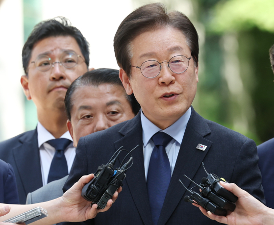 Democratic Party leader Lee Jae-myung arrives at the Seoul Central District Court in Seocho District, southern Seoul, on Monday. [YONHAP]