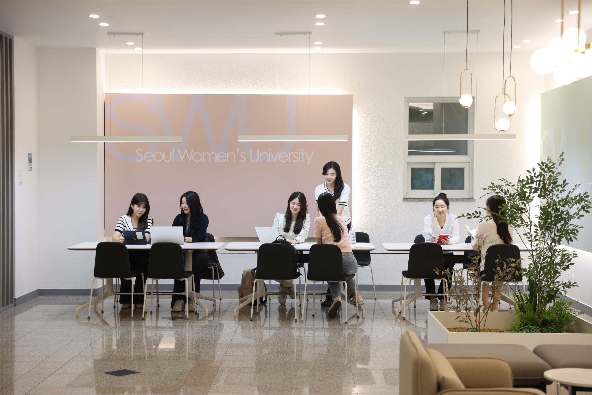 Seoul Women's University students study at the university campus in Nowon District, northern Seoul. [SEOUL WOMEN'S UNIVERSITY]