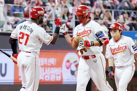 The SSG Landers celebrate during the KBO game against the Kiwoom Heroes at Incheon SSG Landers Field in Incheon on Monday. [NEWS1] 