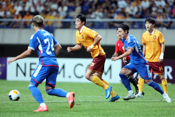 Gwangju FC, in yellow, in action during their 2024-25 AFC Champions League Elite match against Yokohama F. Marinos at Gwangju World Cup Stadium in Gwangju on Sept. 17. [YONHAP] 