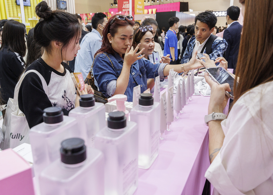 Buyers examine products from small- and medium-sized Korean companies during Seoul Beauty Week 2024 at Dongdaemun Design Plaza (DDP) in Jung District, central Seoul, on Tuesday. [YONHAP]