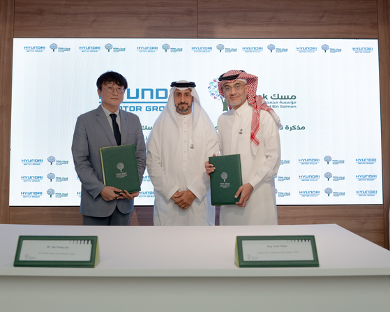 From left, Lee Jae-yong, head of the smart city innovation business at Hyundai Motor and Kia, Badr Hamoud Albadr, CEO of the Misk Foundation, and Omar Al-Najjar, Deputy CEO of Misk Foundation, take a photo after signing an agreement in Riyadh on Monday. [HYUNDAI MOTOR]