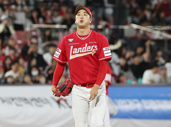 SSG Landers pitcher Kim Kwang-hyun reacts after giving up a three-run home run to Mel Rojas Jr. of the KT Wiz during the fifth-place payoff game at Suwon KT Wiz Park in Suwon, Gyeonggi on Tuesday.  [YONHAP]