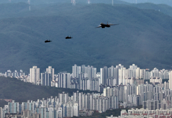 A U.S. B-1B strategic bomber is seen flying over the Korean Peninsula, escorted by two F-15 fighters, as it appears for South Korea’s ceremony marking the 76th Armed Forces Day at Seoul Air Base in Seongnam, Gyeonggi, Tuesday. [NEWS1]