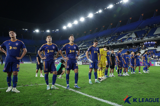 Ulsan HD react after losing a 2024-25 AFC Champions League Elite match to Kawasaki Frontale at Munsu Football Stadium in Ulsan on Sept. 18. [NEWS1]