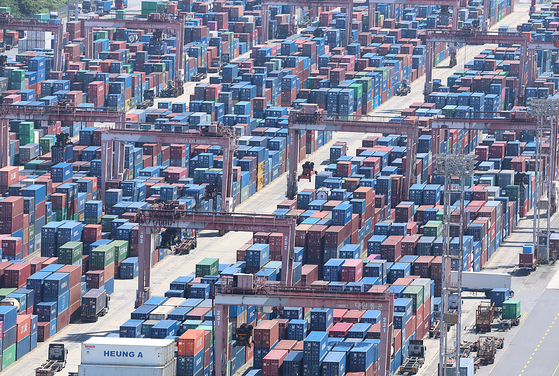 Containers at the Busan port on Sept. 30 [YONHAP]