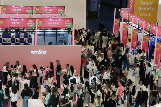 People visit booths of small- and medium-sized Korean companies during Seoul Beauty Week 2024 at Dongdaemun Design Plaza (DDP) in Jung District, central Seoul, on Tuesday. [YONHAP]