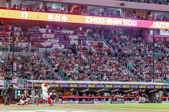 Choo Shin-soo of the SSG Landers swings in the eighth inning of a game between the Landers and the Kiwoom Heroes at the Incheon SSG Landers Field in Incheon on Monday. (NEWS1)