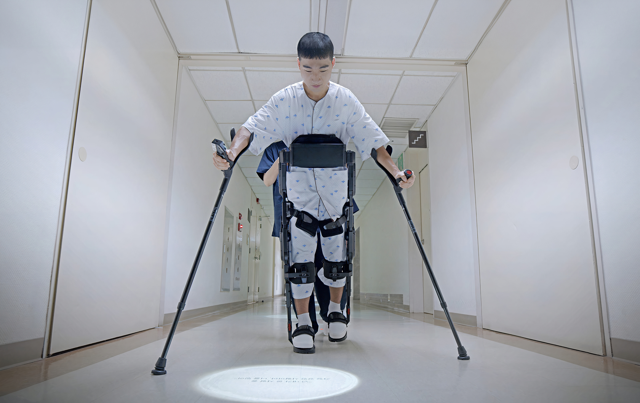 An injured soldier tests X-ble MEX, a wearable robot developed by Hyundai Motor's Robotics Lab, at a hospital. [YONHAP]