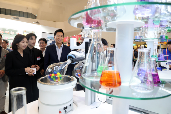 Seoul Mayor Oh Se-hoon, right, and beauty YouTuber and makeup artist Leo J, third from right, visit Kolmar Korea's booth during Seoul Beauty Week 2024 at Dongdaemun Design Plaza (DDP) in Jung District, central Seoul, on Tuesday. [NEWS1]