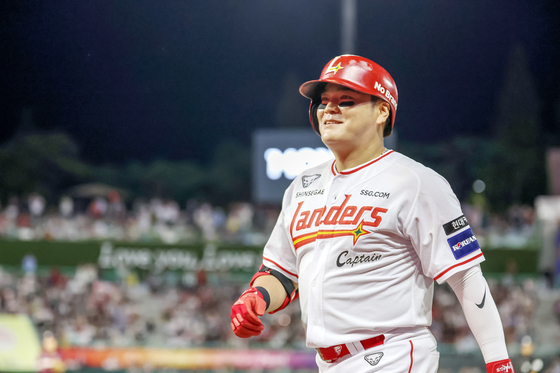 Choo Shin-soo of the SSG Landers walks to the dugout after the last regular season at-bat of his professional career at the bottom of the eighth at Incheon SSG Landers Field in Incheon on Monday.  [NEWS1]