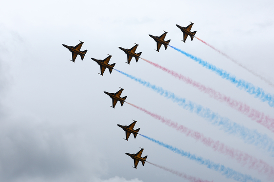 The South Korean Air Force’s Black Eagles aerobatic team appears over the skies at a ceremony marking the 76th Armed Forces Day at Seoul Air Base in Seongnam, Gyeonggi, Tuesday. [YONHAP]