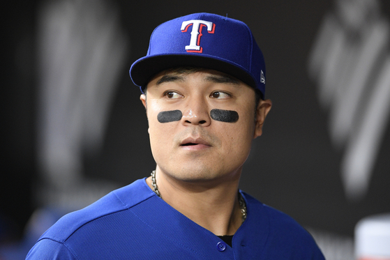 Choo Shin-soo looks on from the dugout before a baseball game between the Texas Rangers and Baltimore Orioles in Baltimore on Sept. 6, 2019.  [AP/YONHAP]