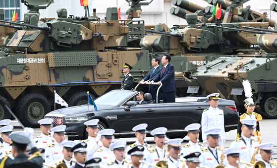 President Yoon Suk Yeol, front, and Defense Minister Kim Yong-hyun inspect troops during a ceremony marking the 76th Armed Forces Day at Seoul Air Base in Seongnam, Gyeonggi. Tuesday. [JOINT PRESS CORPS] 