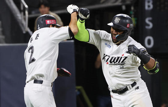 Mel Rojas Jr. of the KT Wiz, right, celebrates with teammate Sim Woo-jun after hitting a come-from-behind three-run home run against the SSG Landers in the fifth-place payoff game at Suwon KT Wiz Park in Suwon, Gyeonggi on Tuesday.  [YONHAP]