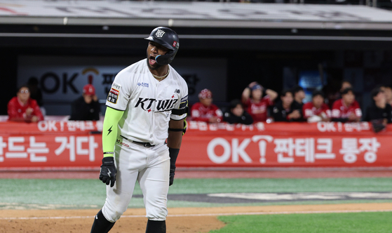 Mel Rojas Jr. of the KT Wiz rounds the bases after hitting a come-from-behind three-run home run against the SSG Landers in the fifth-place payoff game at Suwon KT Wiz Park in Suwon, Gyeonggi on Tuesday.  [NEWS1]