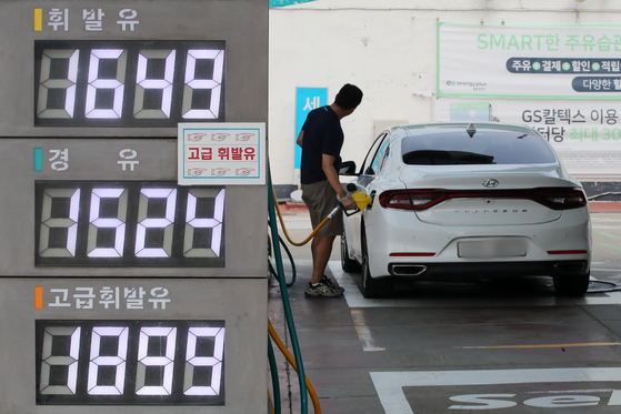 Prices are displayed at a gas station in downtown Seoul on Aug. 25. [NEWS1]