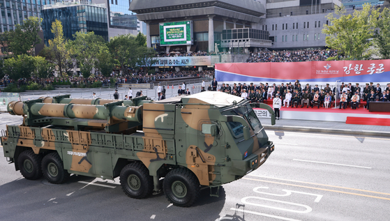 Surface-to-surface Hyunmoo missiles are spotted being transported during a military parade in Gwanghwamun Square in central Seoul Tuesday. [YONHAP]