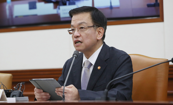 Finance Minister Choi Sang-mok speaks during an economy-related ministers' meeting in Seoul on Wednesday. [NEWS1]