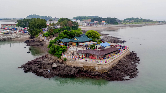 Ganwolam Hermitage is a coastal hermitage located in southern Seosan [SEOSAN CITY] 