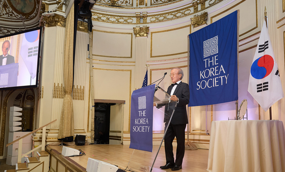 Fila Holdings chairman Yoon Yoon-soo speaks after receiving the Van Fleet Award on Sept. 30 at The Korea Society's 2024 Annual Dinner held in New York City on Sept. 30. Yoon was awarded with former golfer Pak Se-ri. [FILA HOLDINGS]