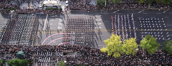 Troops march along downtown Seoul in a military parade marking South Korea’s 76th Armed Forces Day on Tuesday. [YONHAP]