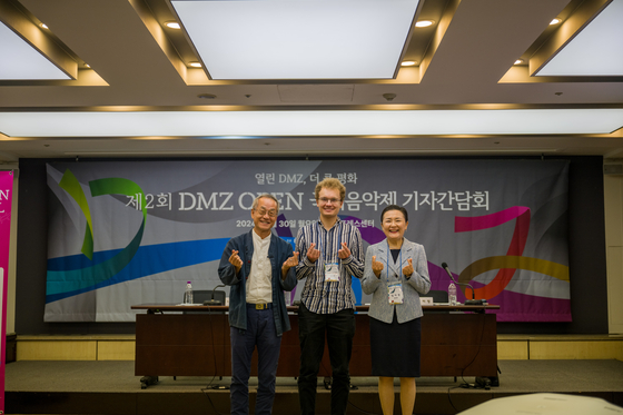 From left: The DMZ OPEN International Music Festival's organizing committee chairman Choe Jae-chun, violinist Dmytro Udovychenko and artistic director Im Mi-jung pose during a press conference on Monday. [DMZ OPEN INTERNATIONAL MUSIC FESTIVAL]